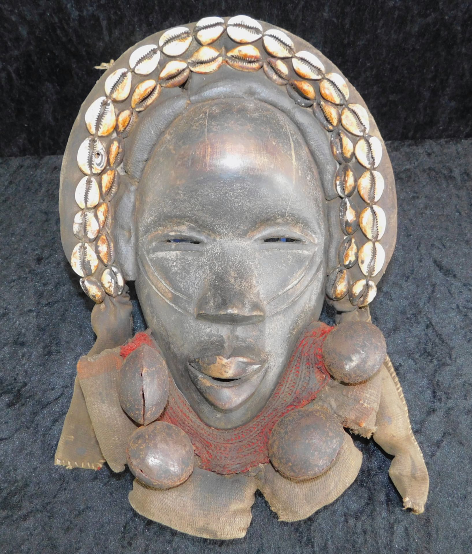 Traditionelle Dan Maske, Liberia/Elfenbeinküste, Holz geschnitzt mit Kaurieschnecken