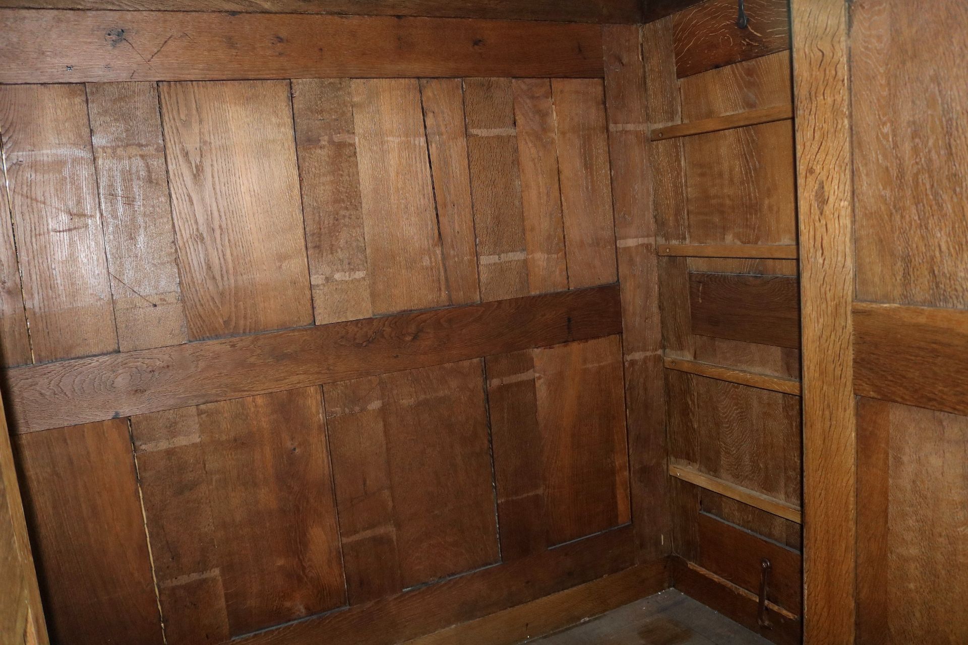 Westfälischer Eichenschrank mit Pilastern, Barock um 1750, H: 235 cm - Bild 6 aus 6