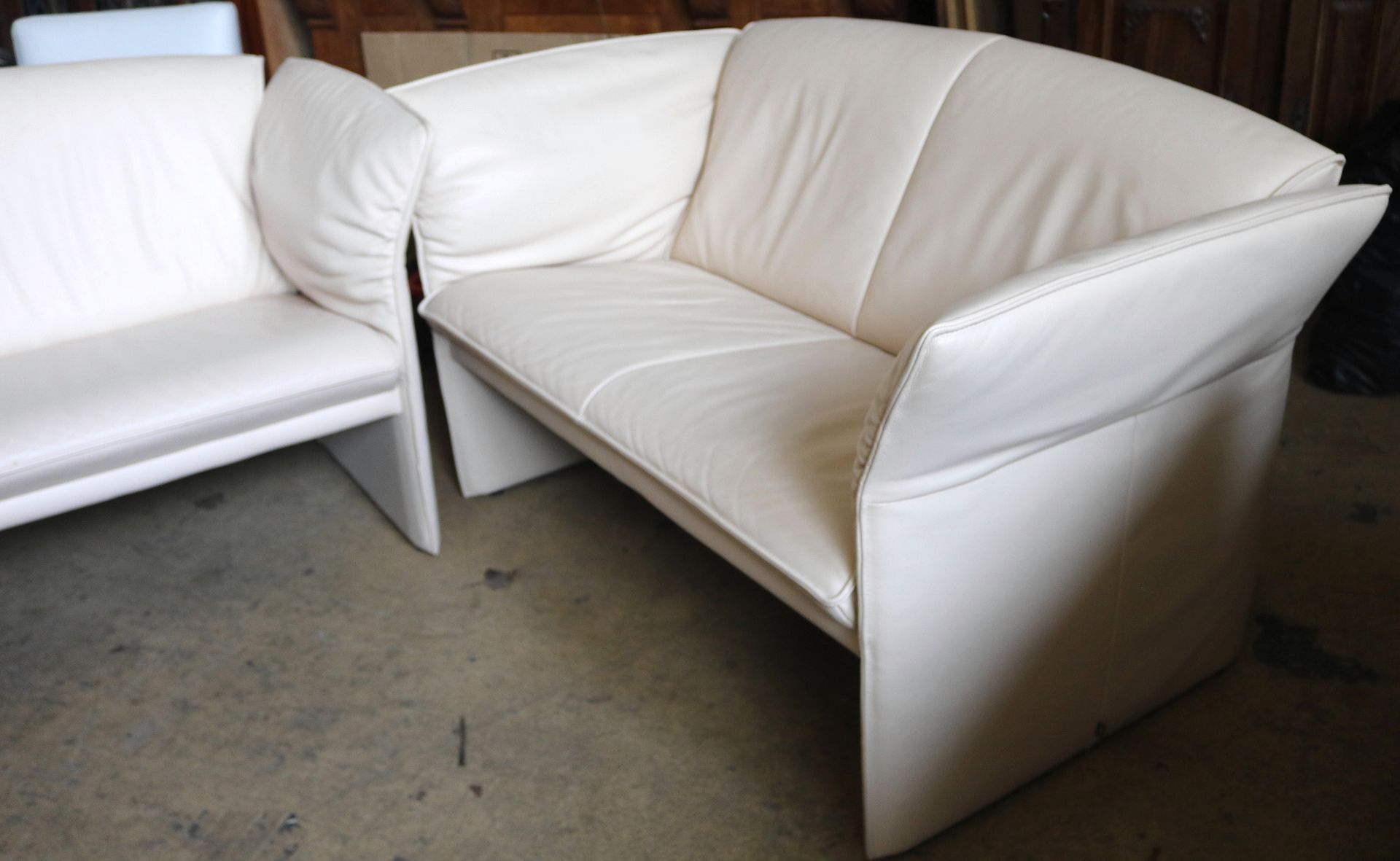 2 Design-Sofas, Leder, Marke Jori, weiß, 2x 2er Sofas, 2. H. 20. Jh., klappbare Armlehnen - Image 3 of 4