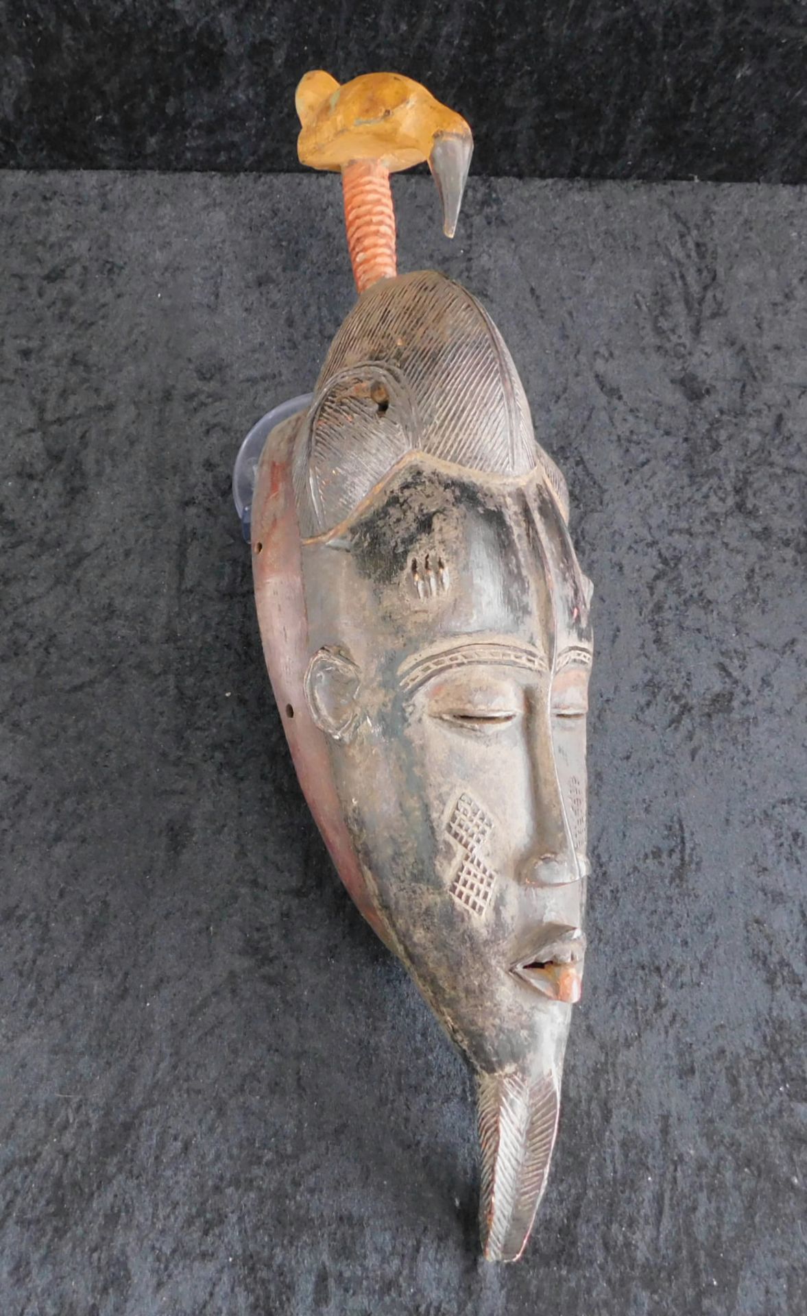 Lomane Maske der Yaure, Elfenbeinküste, Vogelmaske, Holz geschnitzt mit Hornraben u. Bart - Image 2 of 2