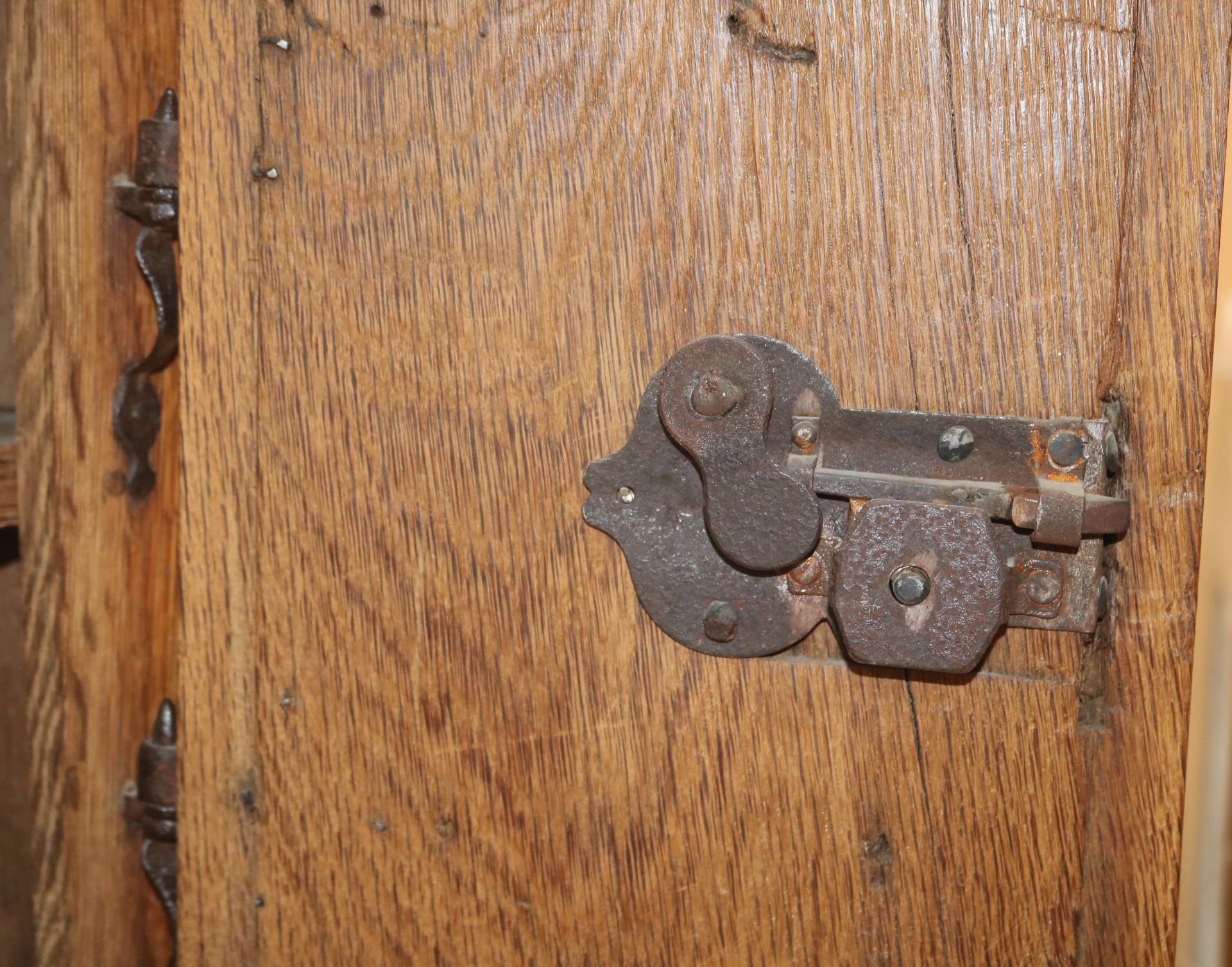 Kleiner Hängeschrank, Eiche, Barock um 1750, H: 53,5 cm - Image 2 of 5