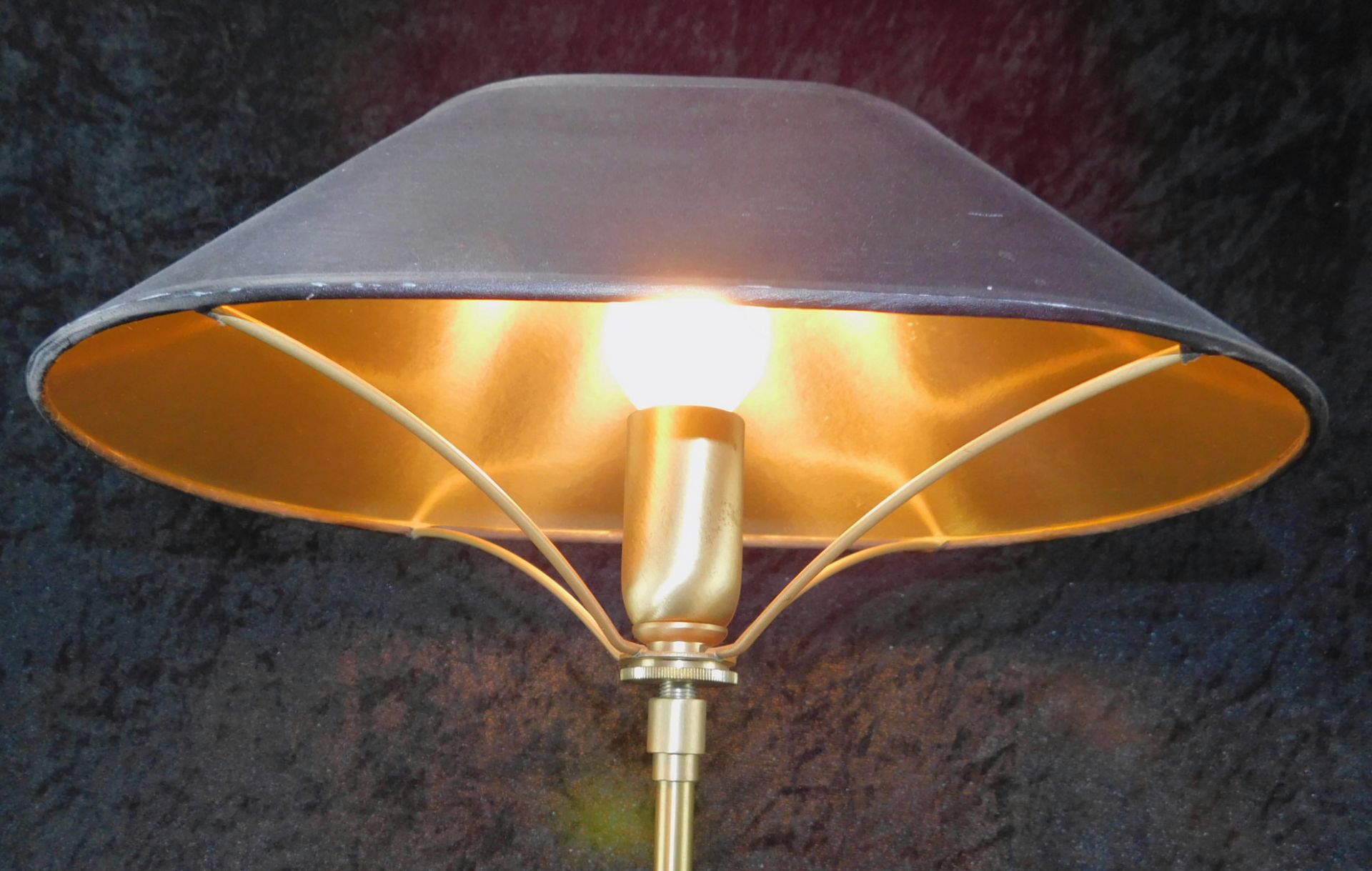 Tischlampe, 1980er Jahre, Mod. Markus, Schwarz/Messing, H: 60 cm - Image 2 of 3