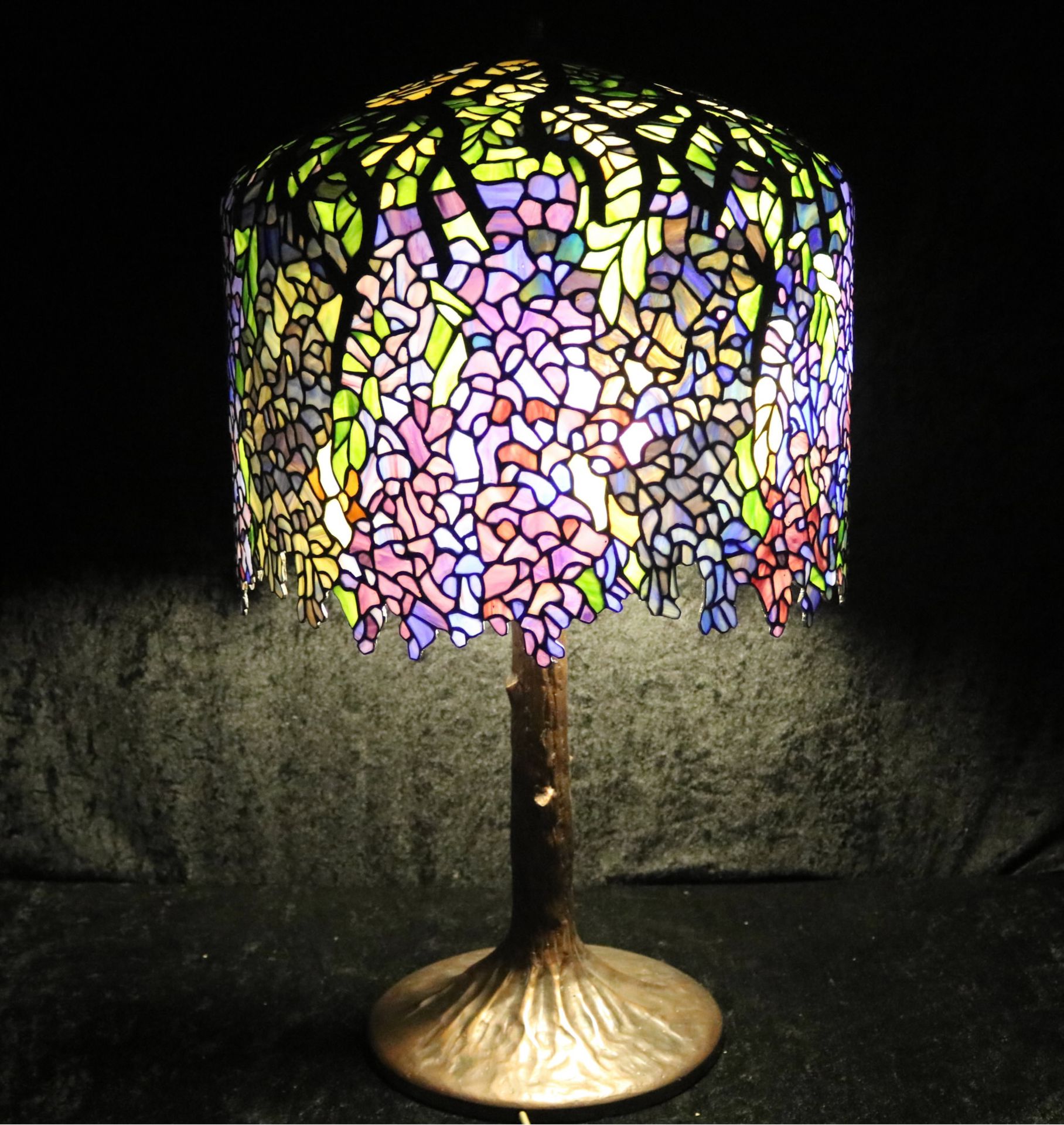 Tischlampe im Tiffany-Stil, Opaleszenz-Glas und Bronzefuß, H: 83 cm, 20. Jh.