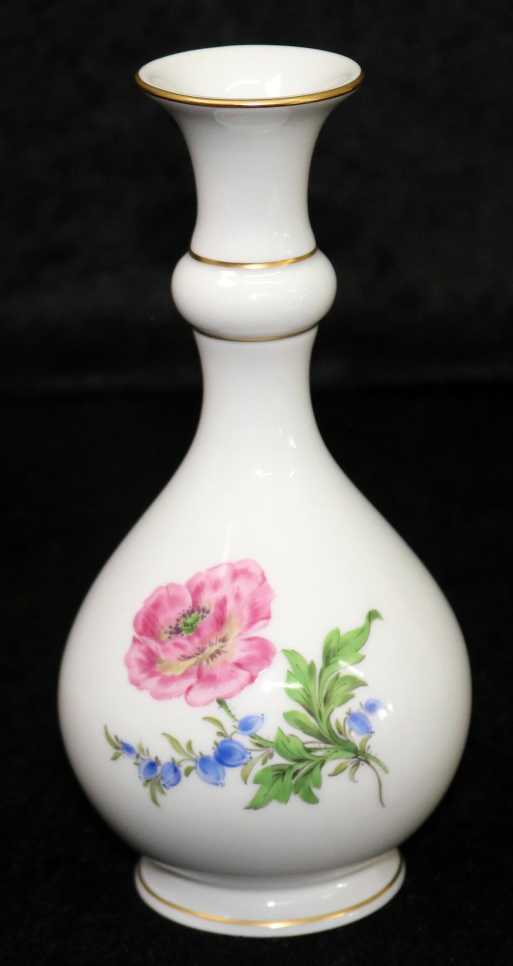 Meissen Porzellan, kleine bauchige Vase mit Blumendekor, 2. Wahl, gekreuzte Schwerter, 20. Jh.