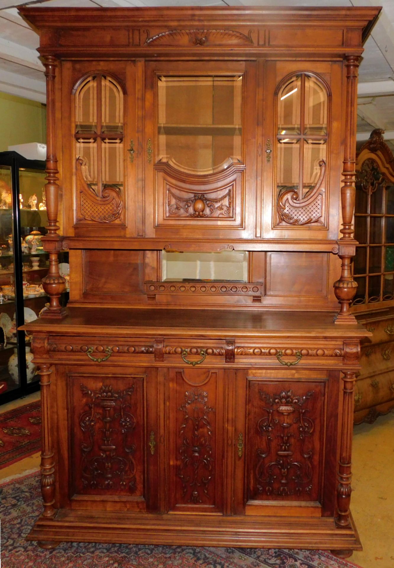 Aufsatzbuffet, Frankreich um 1880, Nussbaum, reiche florale Schnitzereien, Vollsäulen, H: 240 cm