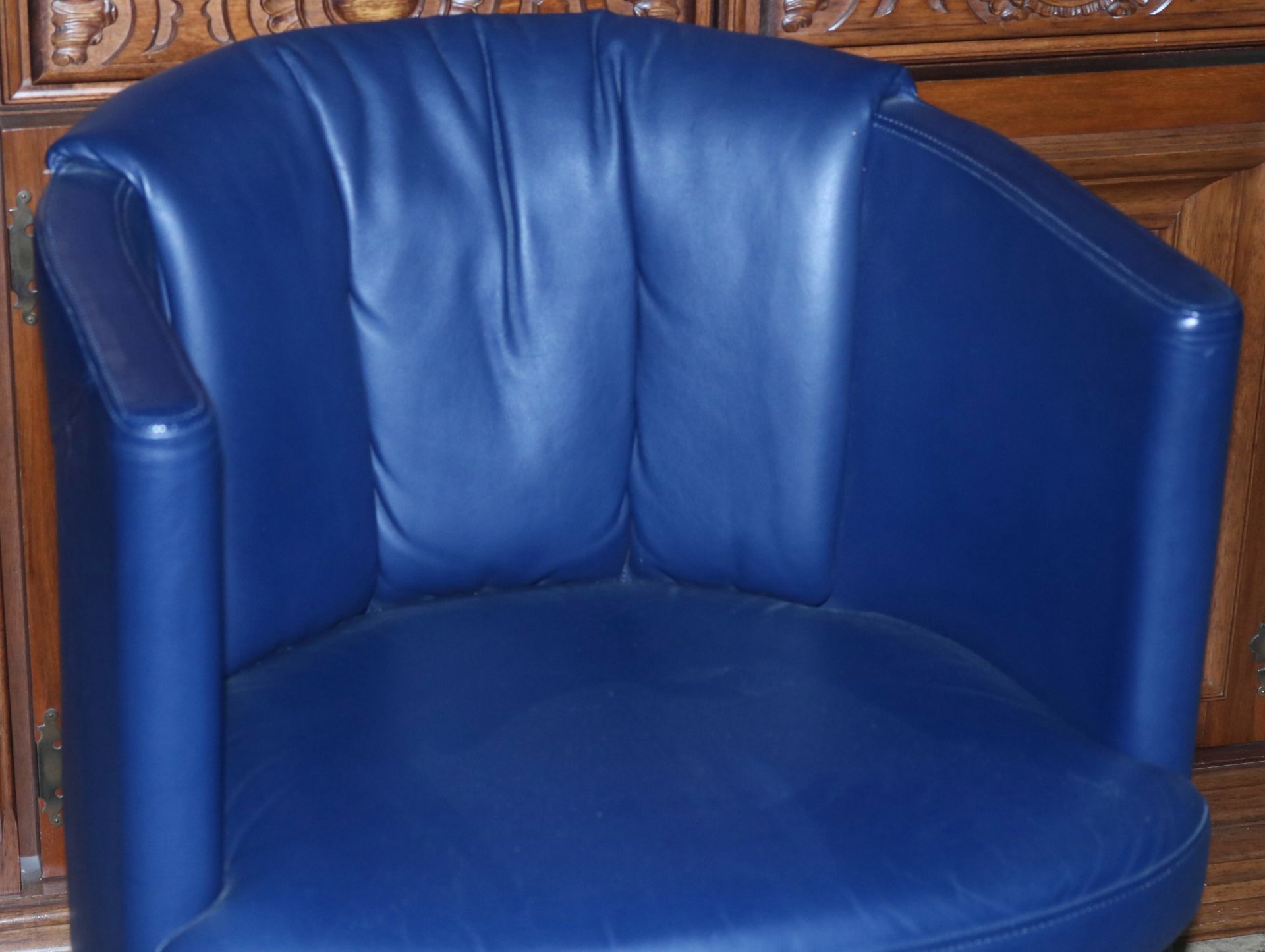 Design-Sessel, Leder dunkelblau, H: 47 cm, 2. H. 20. Jh. - Image 2 of 2