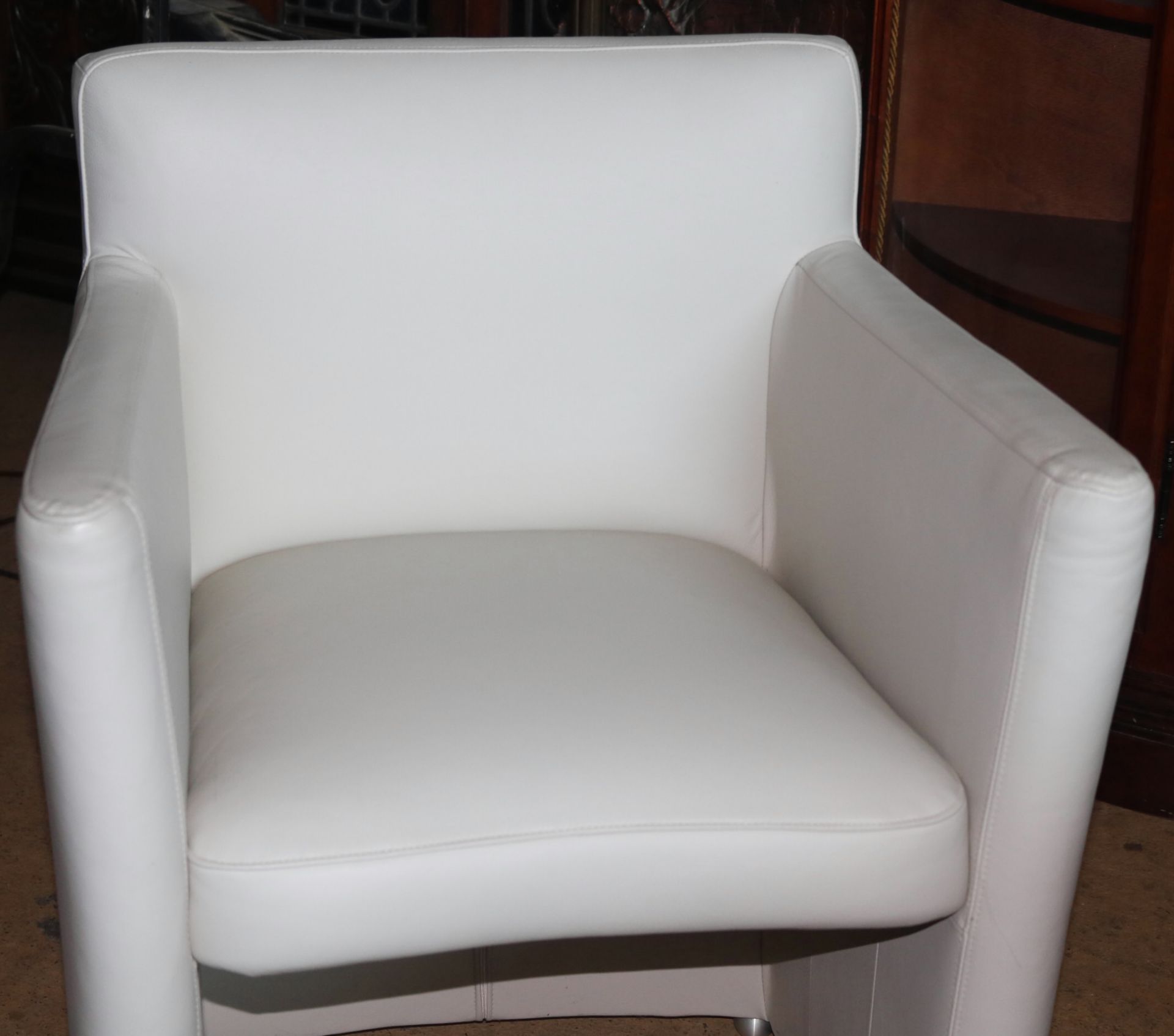 Design-Sessel, Leder weiß, H: 46 cm, 2. H. 20. Jh. - Image 2 of 3