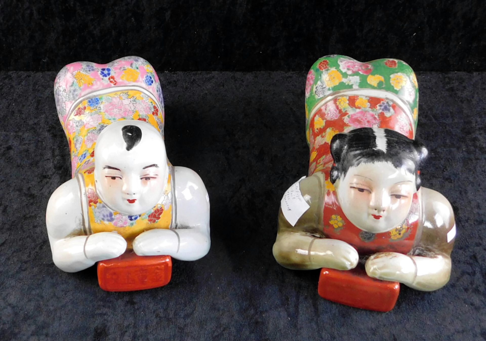 Paar Buchstützen, Keramik Figuren, liegend, Famille verte, China 2.H.20.Jh.