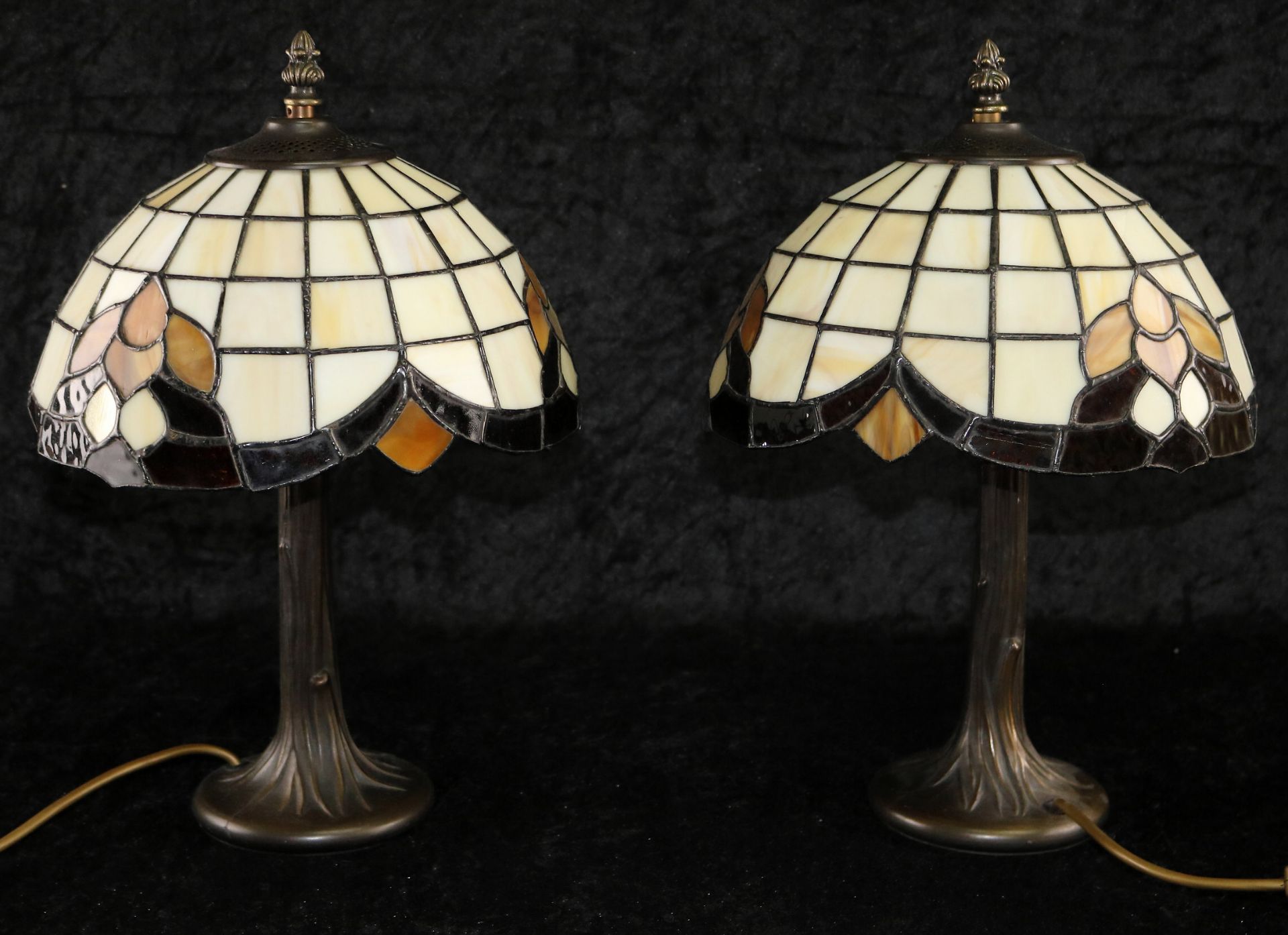 Paar Tiffany Tischlampen, 2 Stk., 1970er Jahre, helles und braunes Buntglas, H: 40 cm