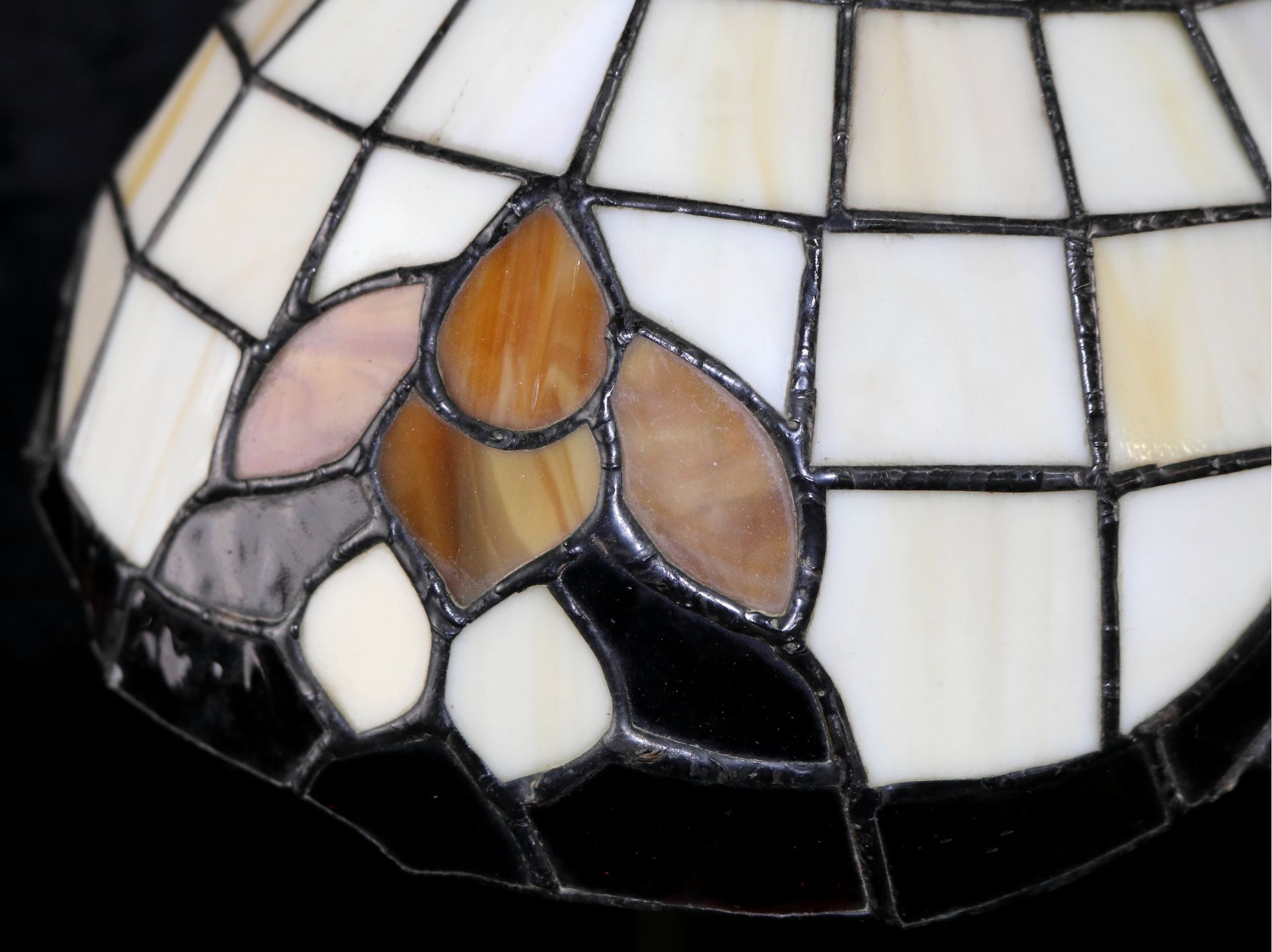 Paar Tiffany Tischlampen, 2 Stk., 1970er Jahre, helles und braunes Buntglas, H: 40 cm - Image 3 of 4