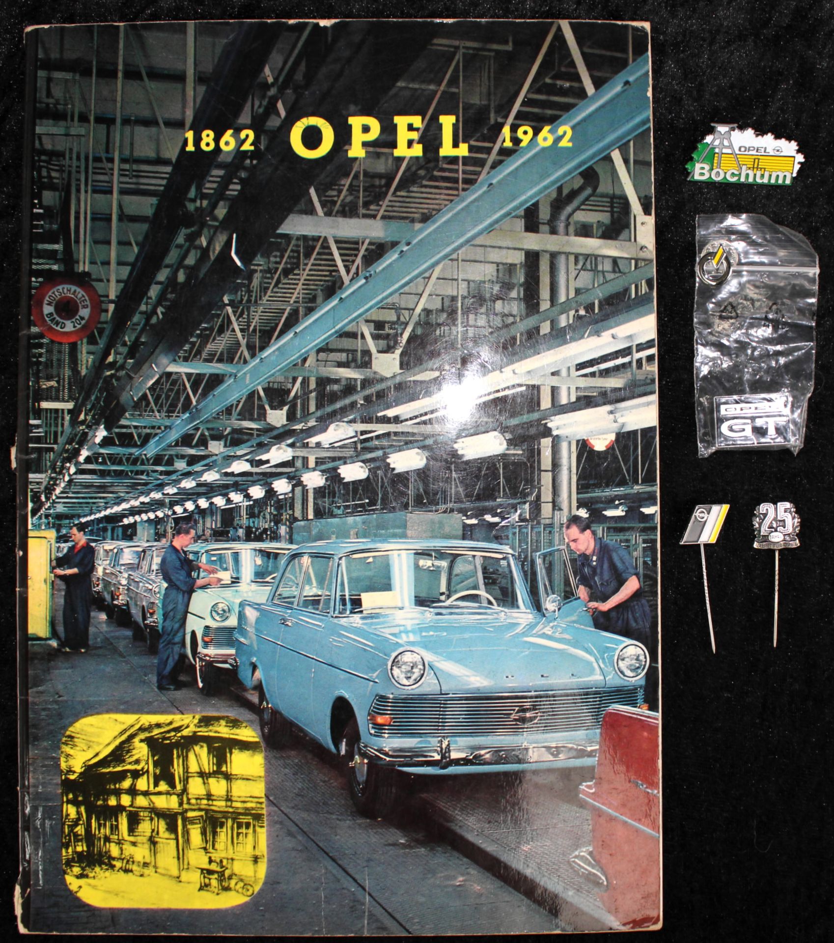 OPEL-Konvolut, 100 Jahre OPEL Jubiläumsheft 1962 und Knopflochdekorationen, Reversnadeln