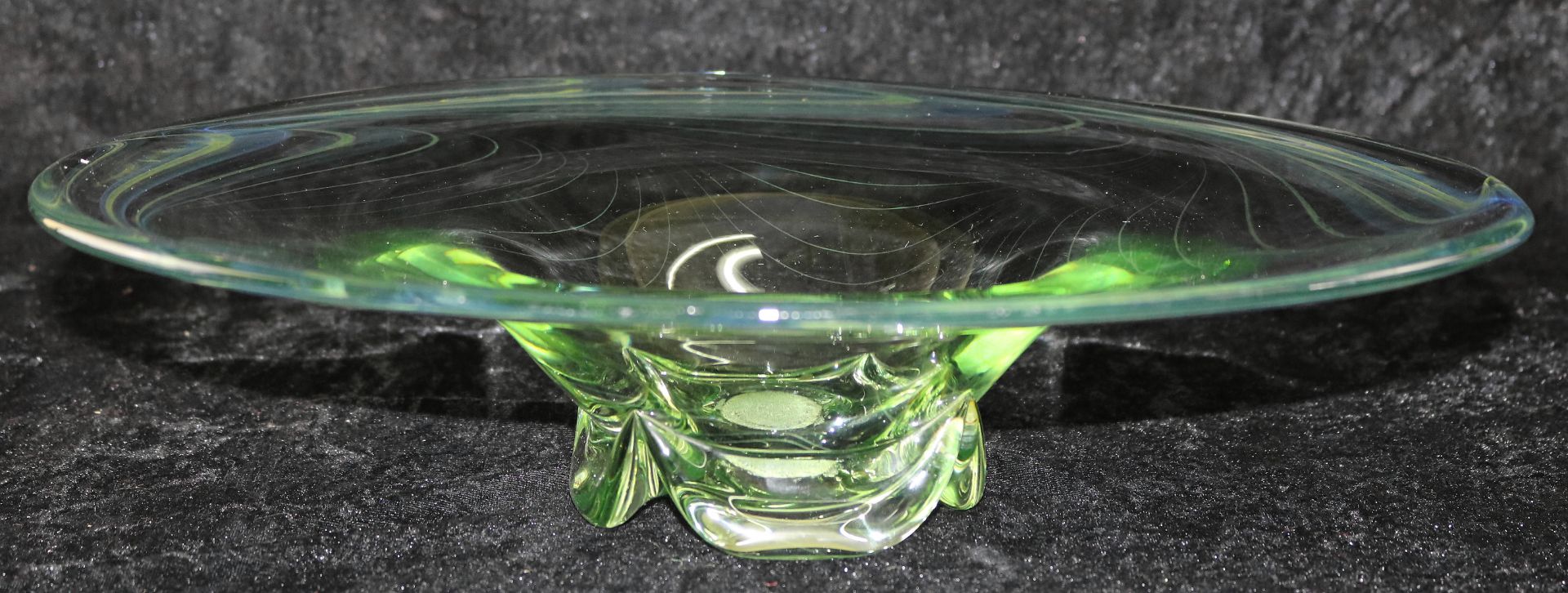 Große Designerschale, Obstschale, grünes Glas mit polygonalem Stand, 2. H. 20. Jh.