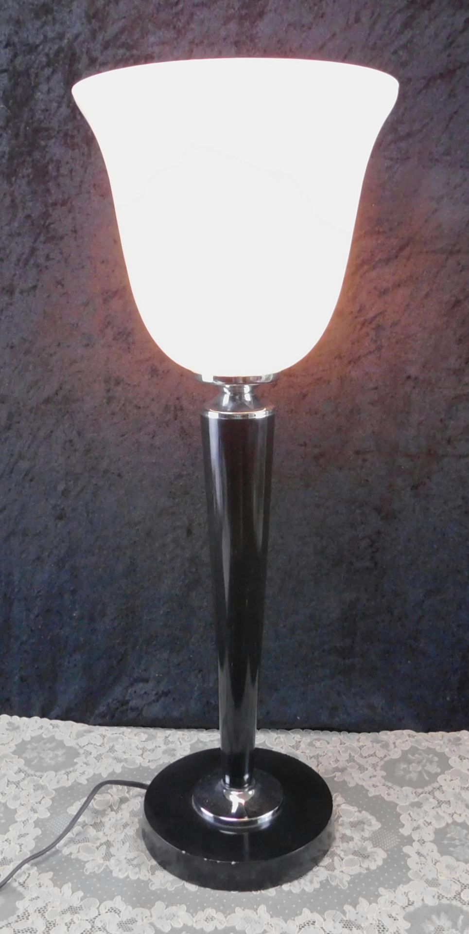 Tischlampe, Mazda, Frankreich, Art nouveau, Milchglastulpe auf Standfuß, H: 61 cm
