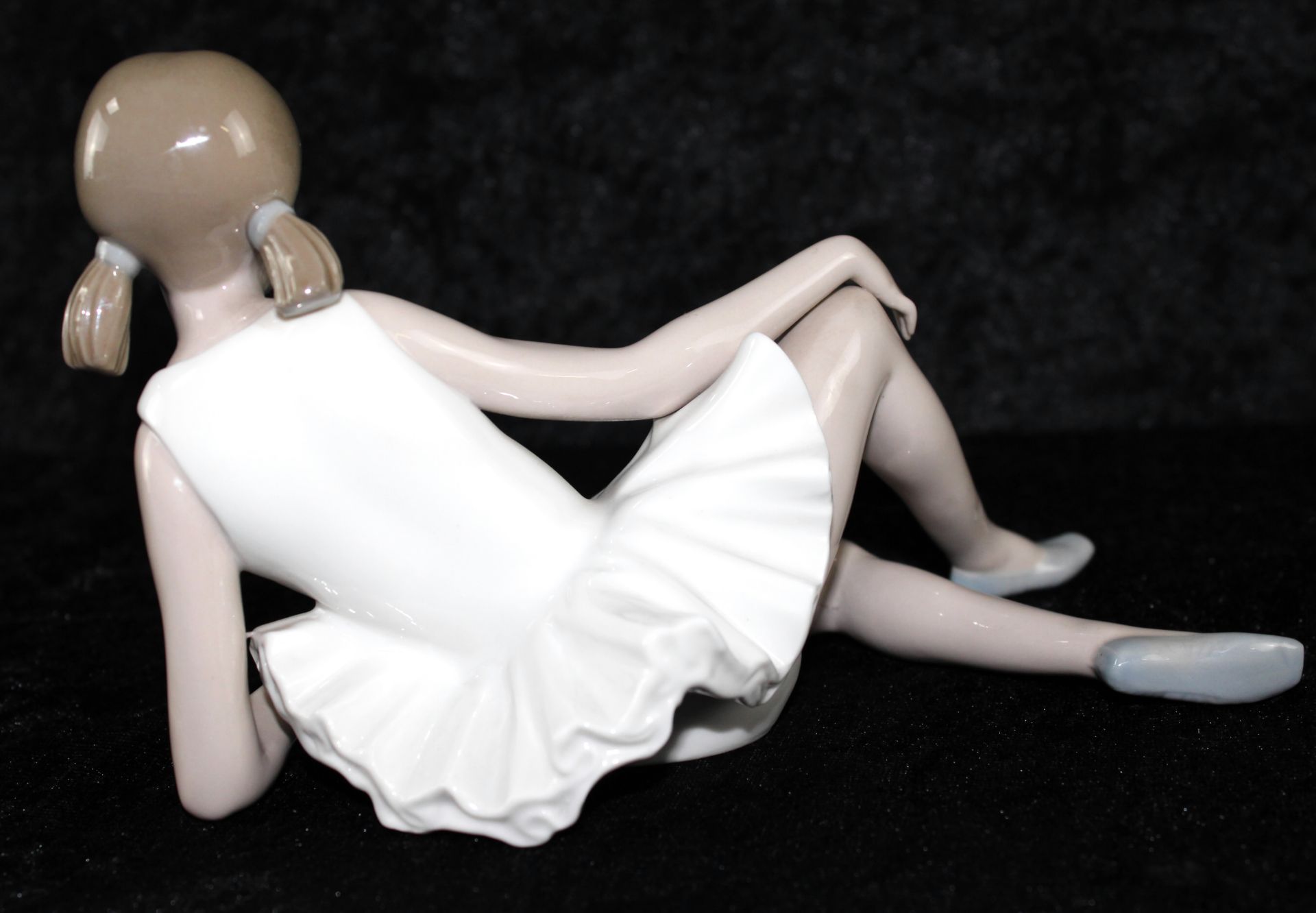 Porzellanfigur, NAO Llardo, Spanien "Kesse halb liegende Ballerina" L: 19,5 cm, 2.H.20.Jh. - Image 2 of 3