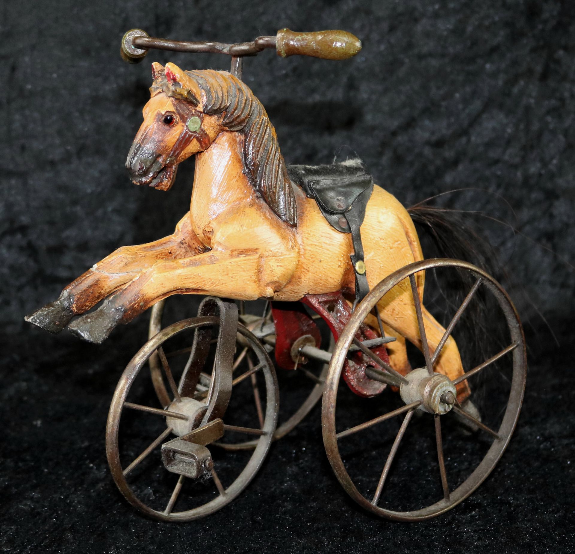 Spielzeug-Dreirad, bemaltes Holzpferd auf Speichenrädern, 20. Jh.