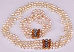 Dreireihige Perlenkette und -armband, 2 gleiche Schlösser, 750er GG, mit je drei Brillanten, laut Sc