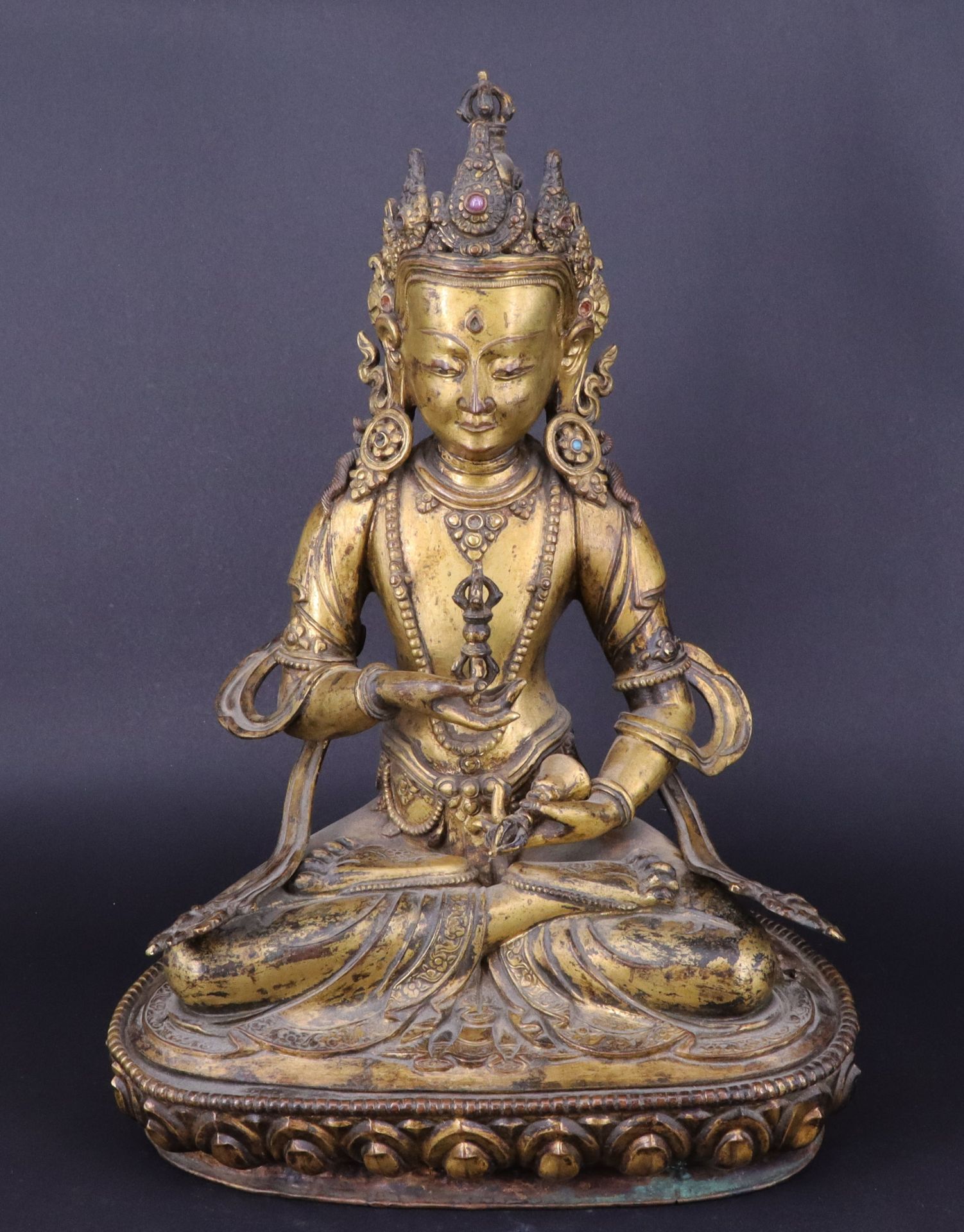 Nepal, 17./18. Jh., Urbuddha Vajrasattva, feuervergoldete Bronze mit eingelegten Schmucksteinen.