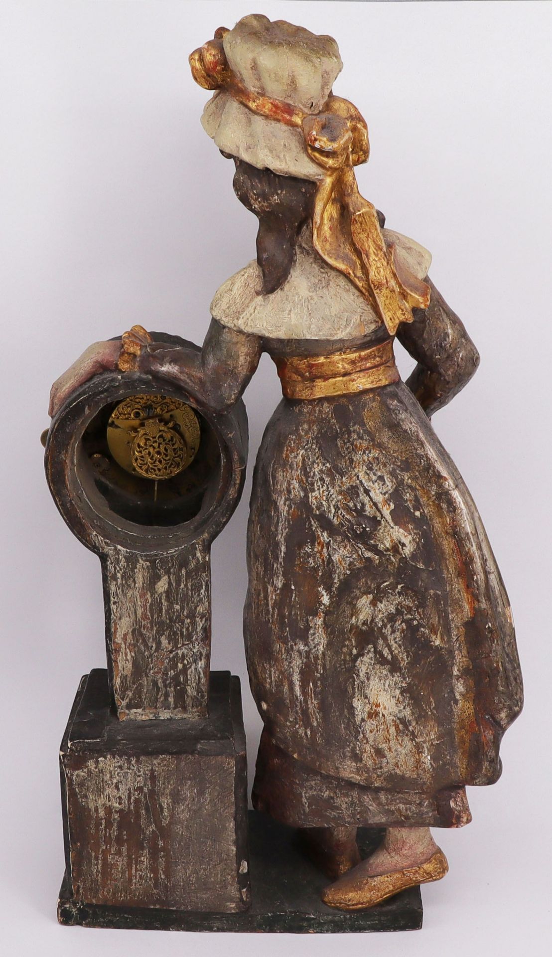 Uhrenweibchen, Mitte 19. Jh., Holz, farbig gefasst: Frauenfigur neben Uhr stehend, H. 37 cm. Uhr mit - Image 4 of 4