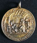 Runder Silber-Anhänger, vergoldet, Nürnberg, dat. 1549, beidseitig Reliefs: Christi Geburt und Anbet