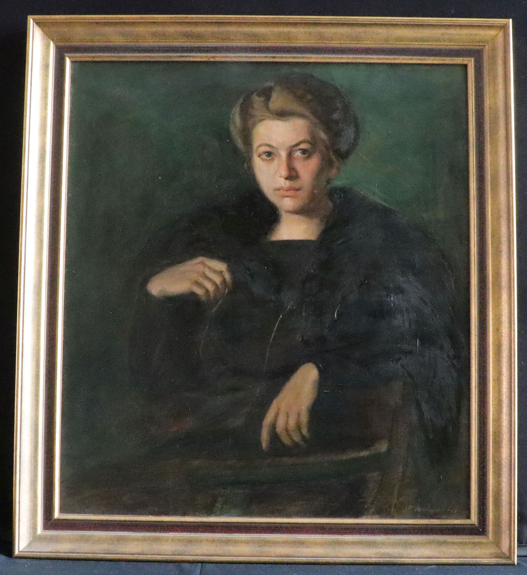 H. Malina, Damenportrait: Vor grünem Hintergrund eine in Schwarz gekleidete Frau mit festem, nachden - Bild 2 aus 4