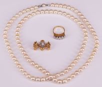 Schmuckset 750er Gold: Perlenkette, Weißgoldschlösschen, Perlen mit feinem Lüster, à 8mm, L. 89 cm; 