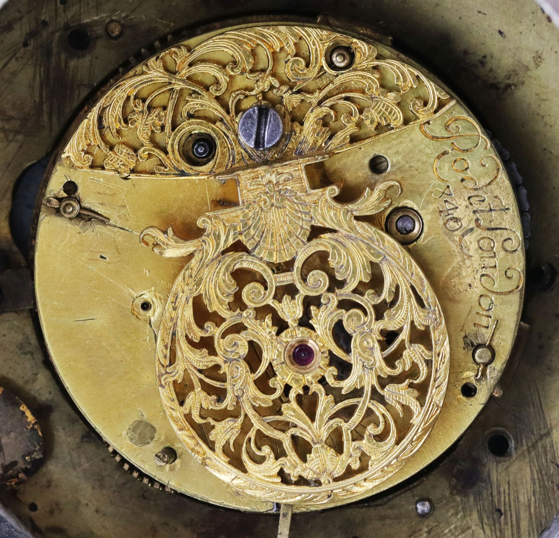 Uhrenweibchen, Mitte 19. Jh., Holz, farbig gefasst: Frauenfigur neben Uhr stehend, H. 37 cm. Uhr mit - Image 3 of 4