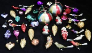 Konvolut historische Weihnachtskugeln, darunter Zapfen, Vögel und Weihnachtsmänner, intensive Farben
