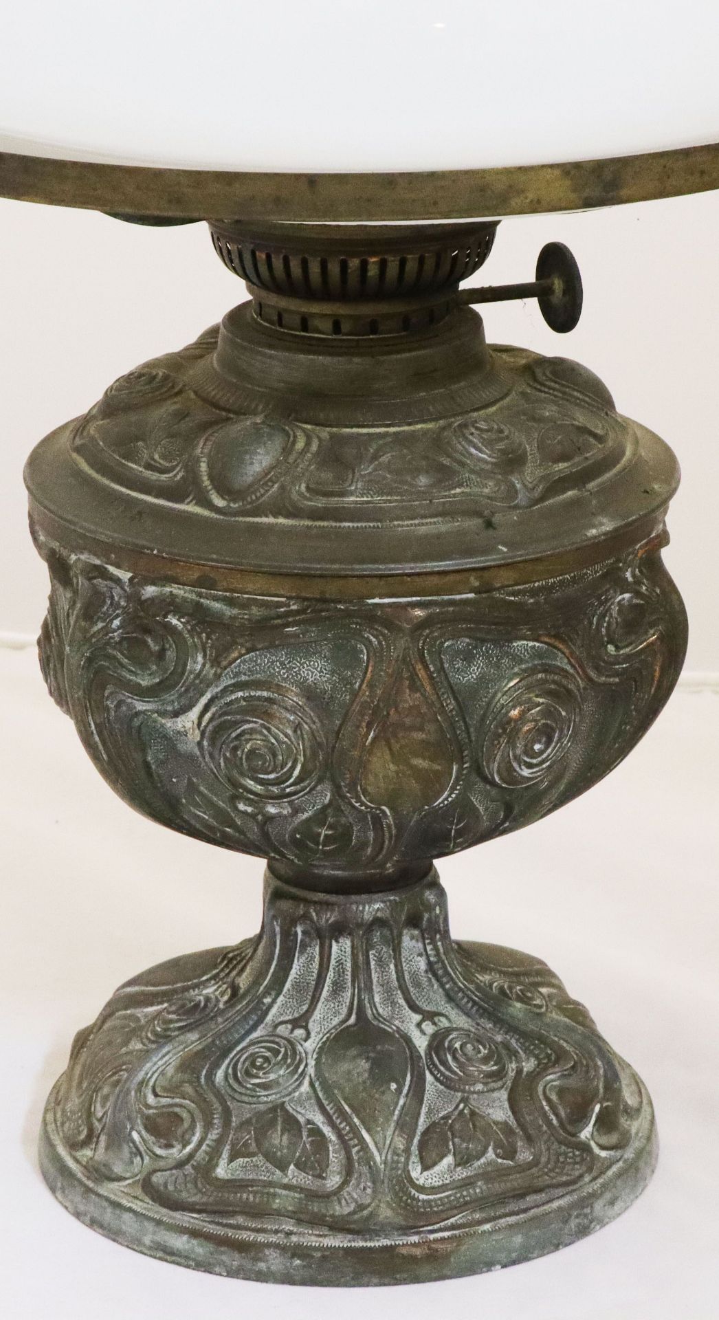 2 Öllampen, Mitte 19. Jh.: reliefiert ornamental gearbeiteter Metallfuß mit weißem Glas- - Image 2 of 5