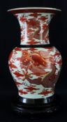 Chinesische Vase, ca. 1910, bauchiger Korpus mit kraterförmigem Hals, rotes Long-Motiv (Drachen) auf