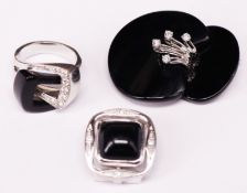 Apartes dreiteiliges Onyxset mit Diamanten, 750er WG: Ring, zwei ineinander greifende Schnallen aus 