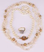 2 Perlenketten und Ring: Perlenkette mit Perlen à 8 mm, L. 46 cm, Schloss 750er GG, laut Schmuckpass