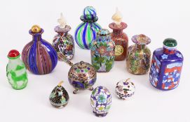 Konvolut Glas-Flakons und Cloisonneé-Objekte: 6 Flakons aus buntem Glas, teils millefeuille, chinesi