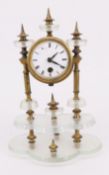 Kleine Uhr auf weißen Glasplatten und Metallstäben, römische Ziffern, nicht geprüft, H. 18 cm, Alter