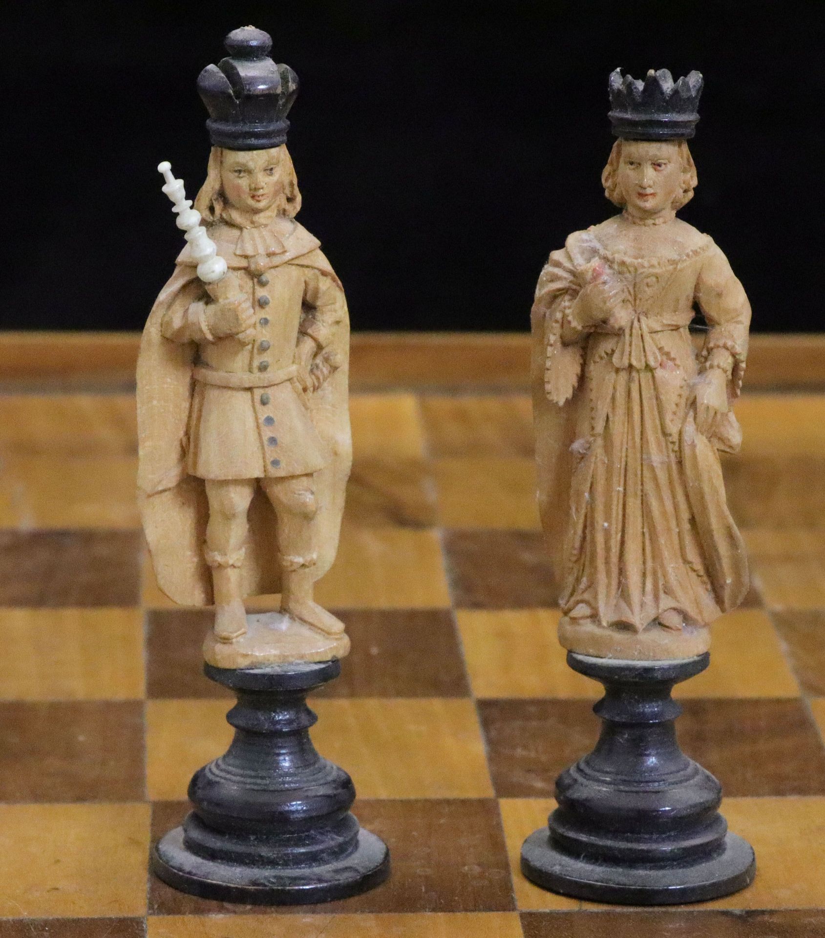 Wohl Frankreich 18./19. Jh., Schachspiel, Holz, geschnitzt, in Kasten mit Schachbrett, eine Figur - Image 4 of 9