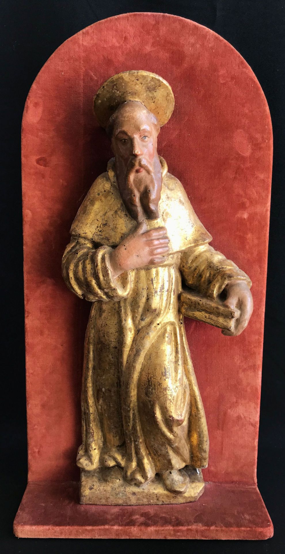 Figur eines Heiligen mit Buch unterm Arm, 17./18. Jh., Holz, farbig gefasst, vergoldetes Gewand, Fas