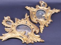 Paar Appliken, Barock, 18. Jh., Holz, vergoldet, mit Spiegel, geschnitzte rocaillenartige Ornamente 