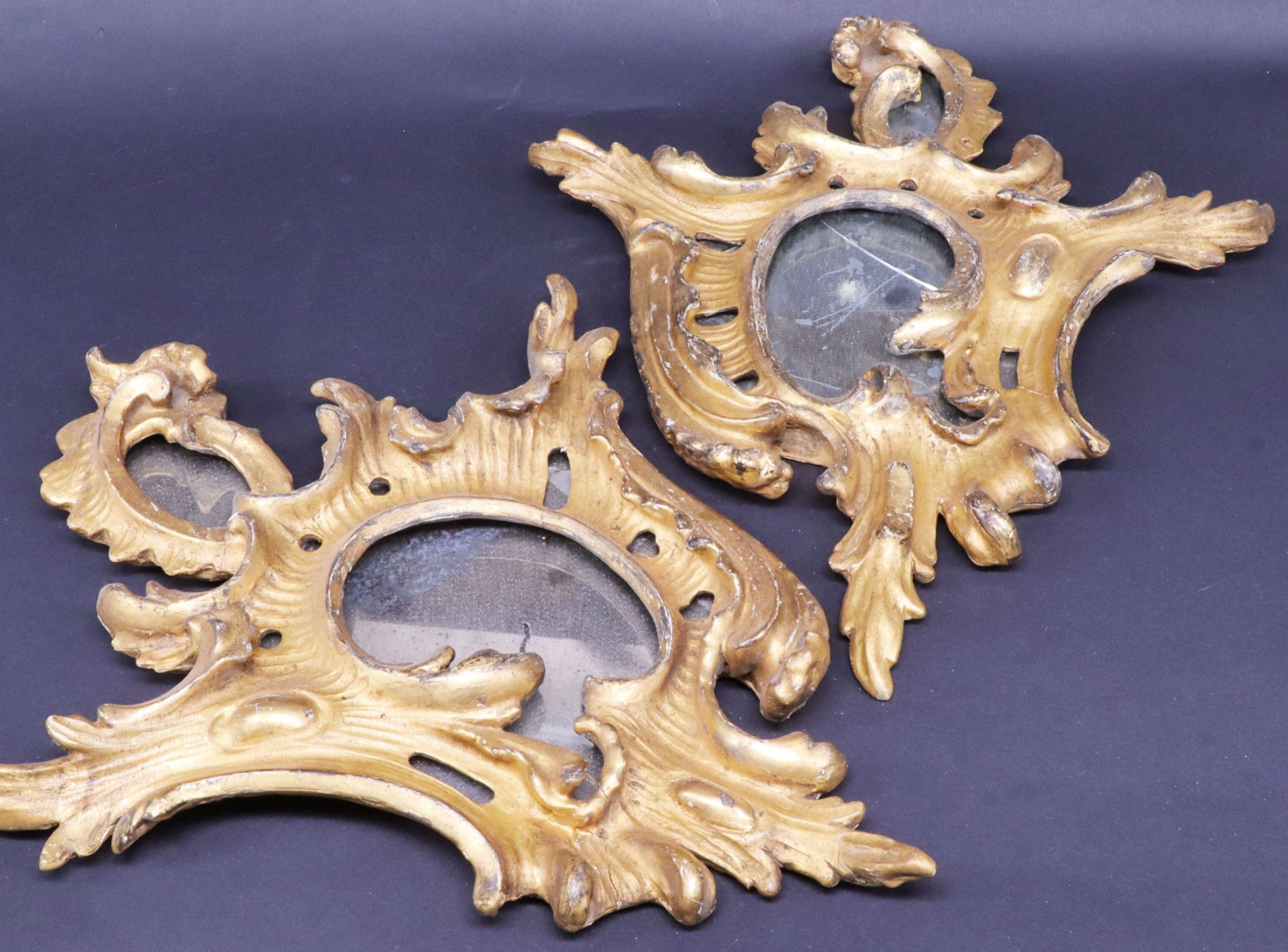 Paar Appliken, Barock, 18. Jh., Holz, vergoldet, mit Spiegel, geschnitzte rocaillenartige