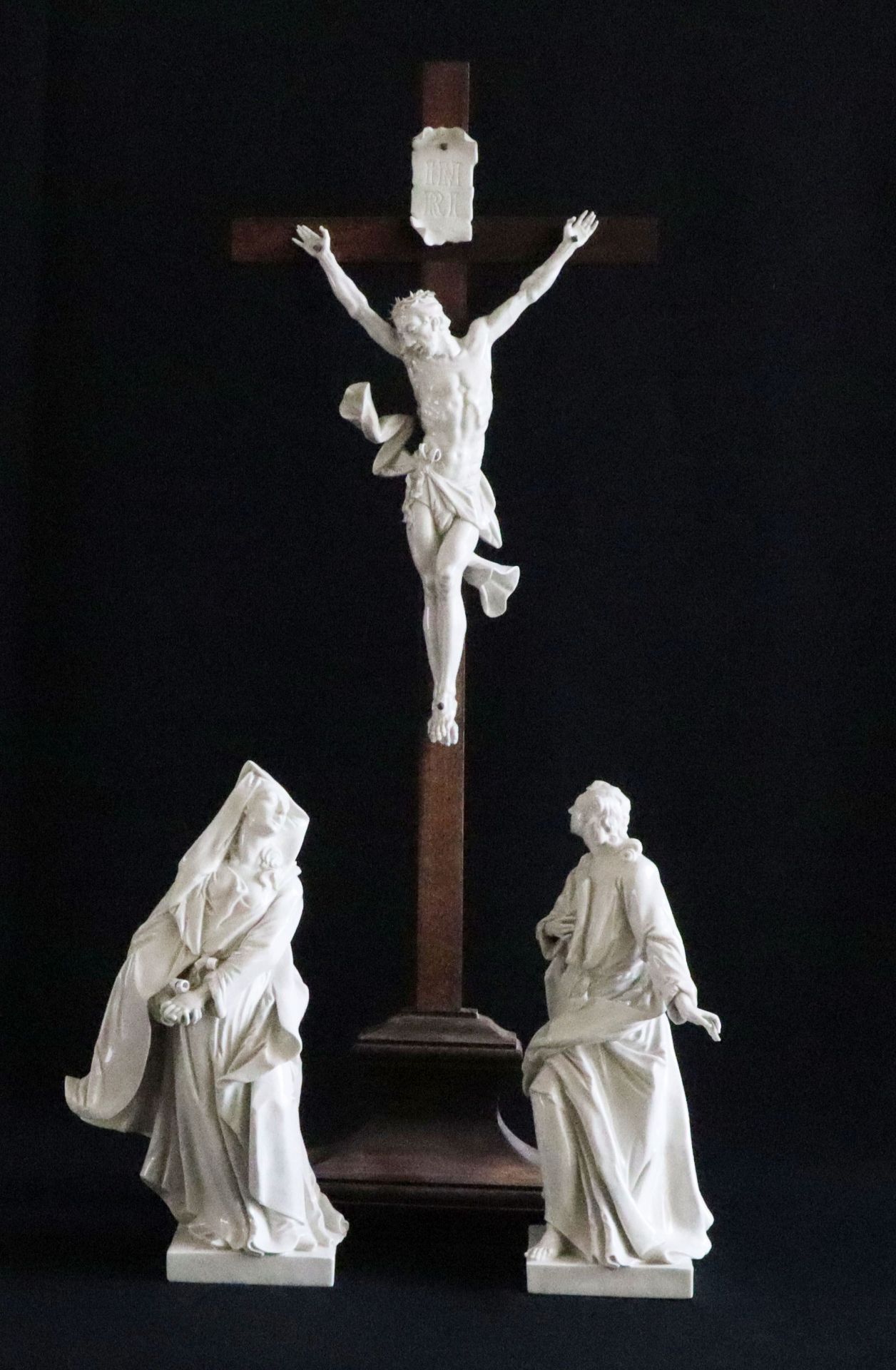 Kreuzigungsgruppe, Nymphenburg: Maria, H. 30,5 cm, Johannes, H. 30 cm, Christus an Holzkreuz mit