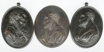Konvolut von 3 Plaketten: ein Medaillon mit dem Bildnis von Petrus, deutsch, nach von L. Posch, früh
