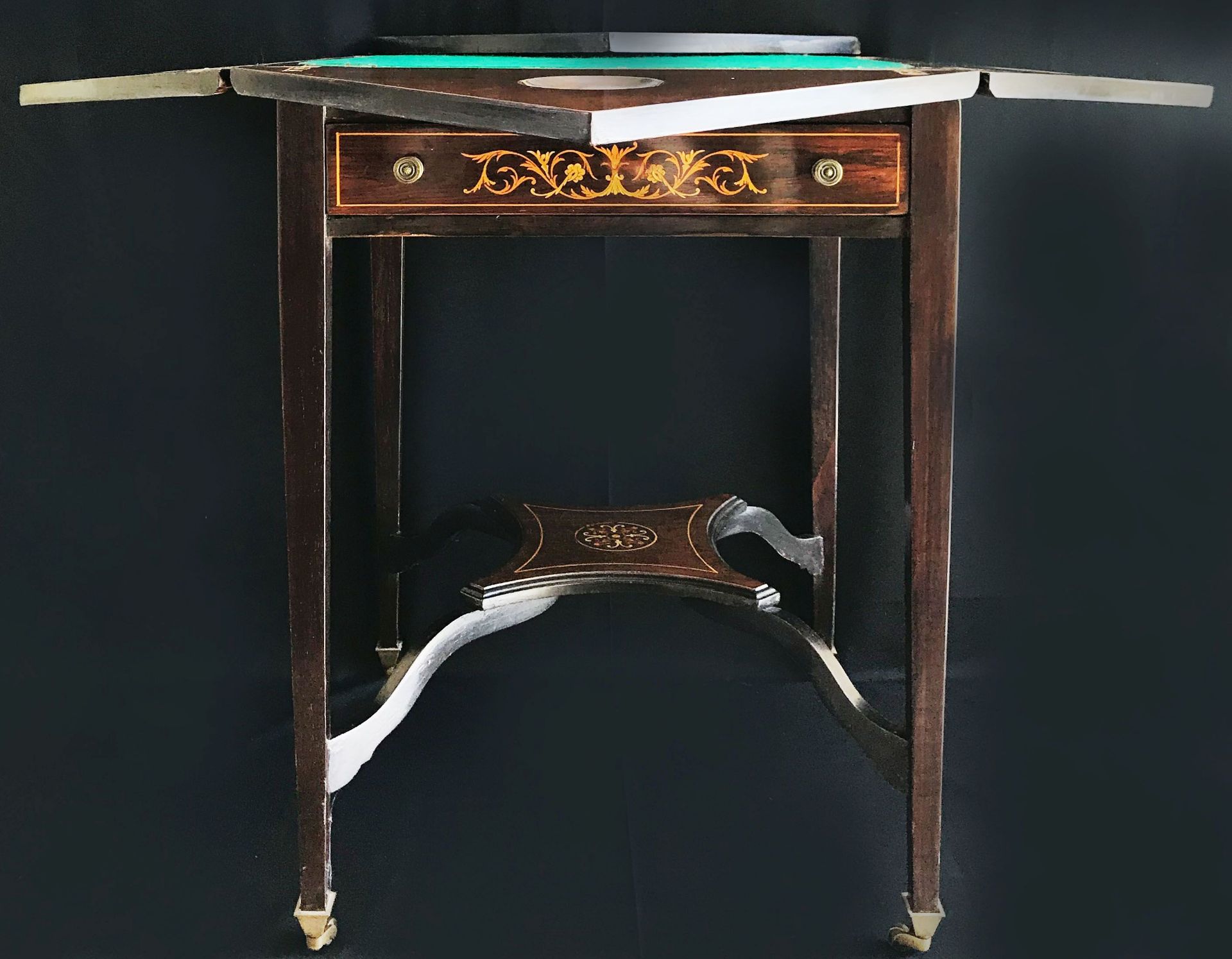 Spieltisch, England, um 1900, Mahagoni und Palisander, massiv und furniert, mit Intarsien-