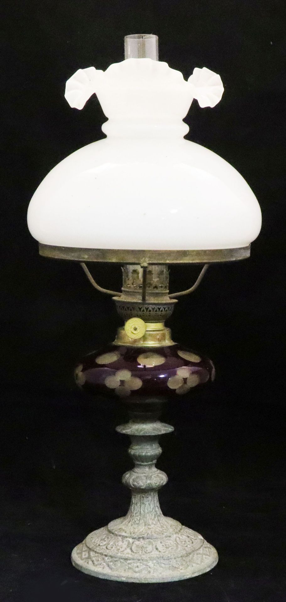 2 Öllampen, Mitte 19. Jh.: reliefiert ornamental gearbeiteter Metallfuß mit weißem Glas- - Image 4 of 5