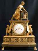 Kaminuhr, um 1810, Empire Pendule, feuervergoldete Messingbronze: Uhr flankiert von zwei Drachenwese