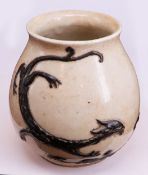 China, um 1900, Vase, Geyao Typ, mit appliziertem Drachen (Long-Motiv), krakelierte bzw. craqueliert
