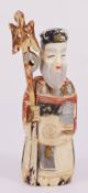 Chinesische Elfenbeinfigur, um 1900, Snuff Bottle, in Form eines bärtigen Mannes mit einer Waffe in 