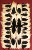 Colobus Teppich, 1920er Jahre, aus 28 Fellen des schwarzweißen Stummelaffen bzw. Mantelaffen, wurde 
