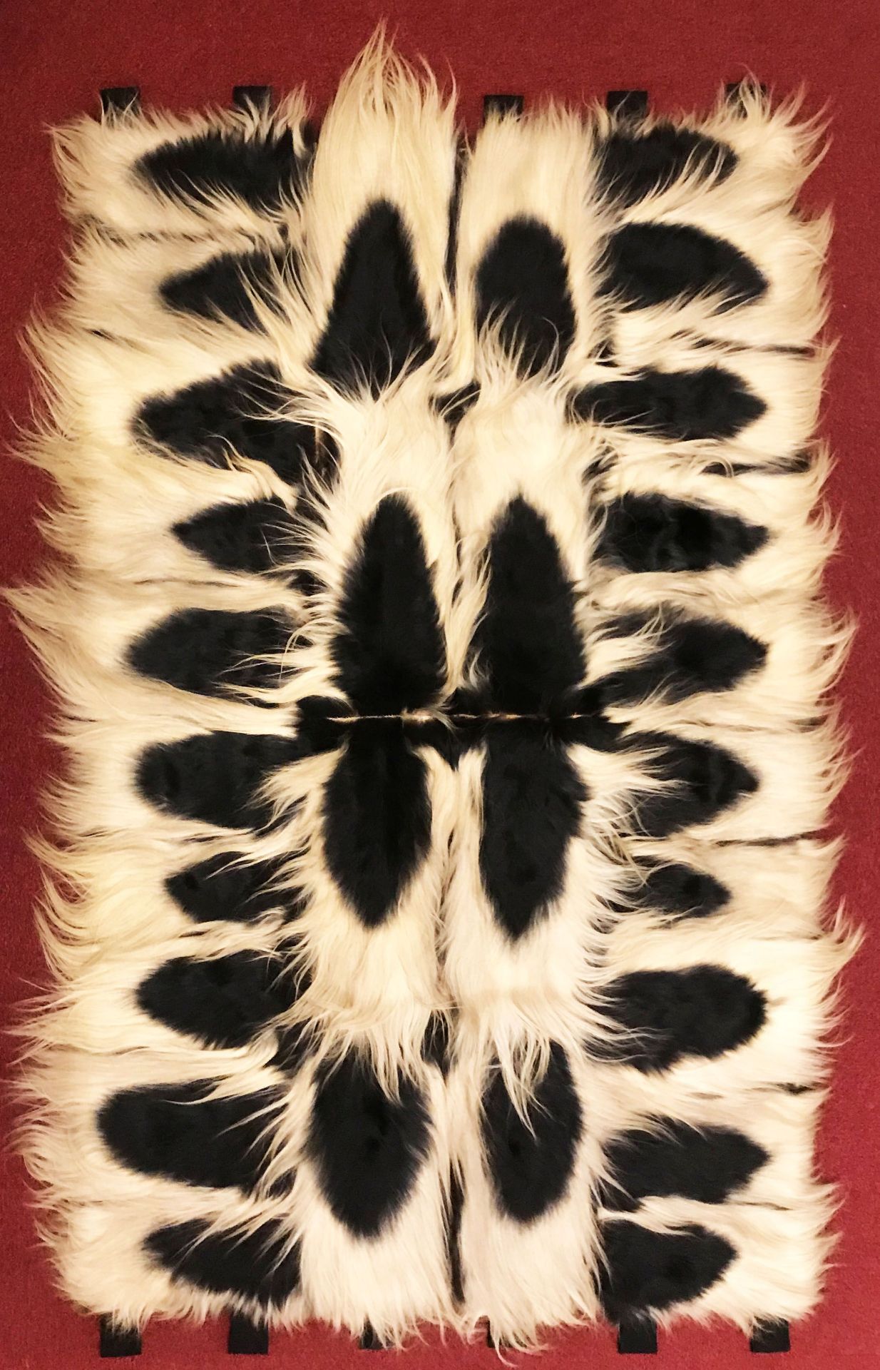 Colobus Teppich, 1920er Jahre, aus 28 Fellen des schwarzweißen Stummelaffen bzw. Mantelaffen,