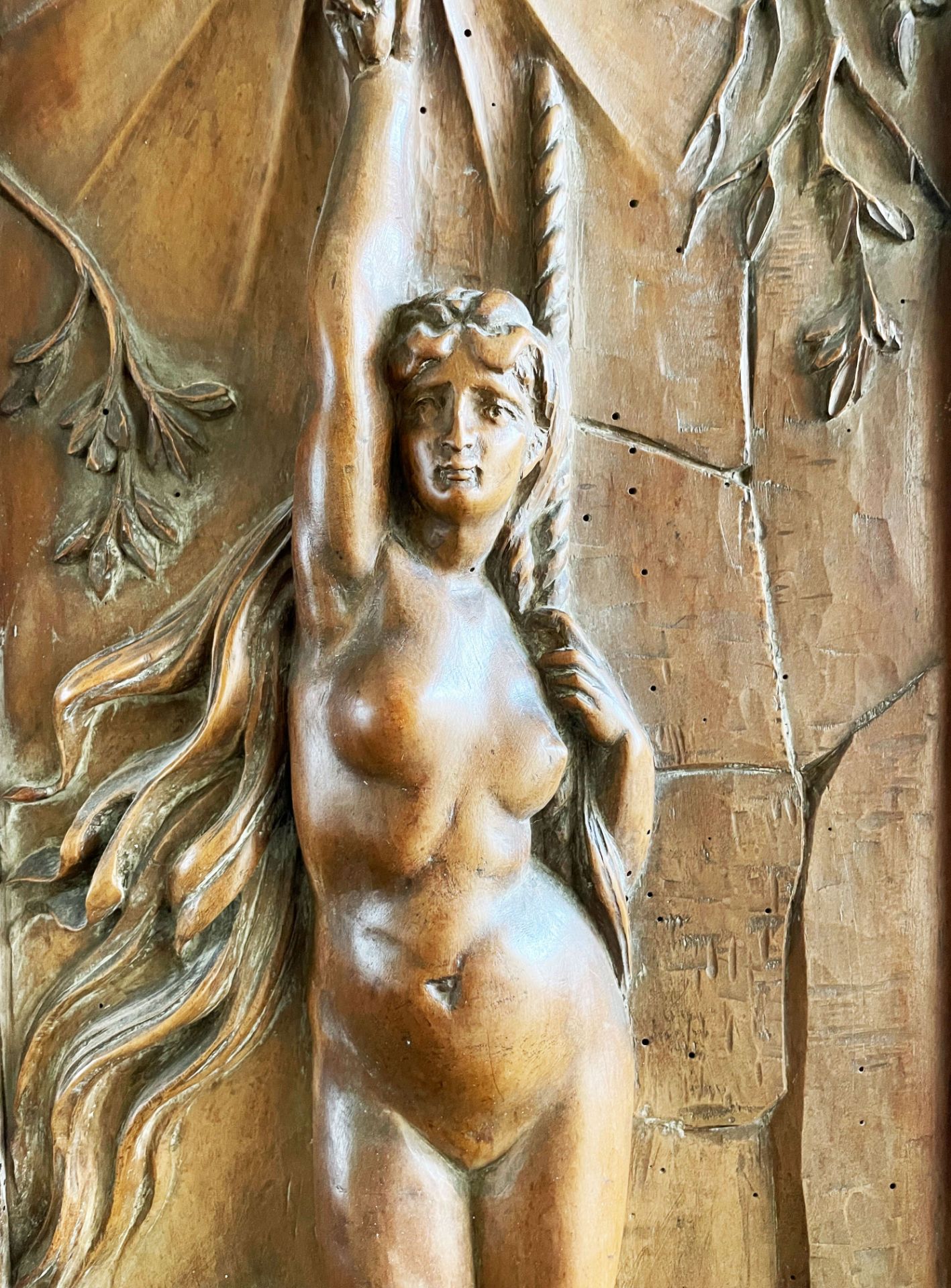 Holzrelief, um 1900, Frauenakt mit langem, wallendem Haar, die Sonne mit erhobener Hand haltend, 110 - Image 4 of 4