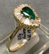 Smaragdring, 750er GG, sehr schöner Smaragd in Tropfenform, Trapezdiamanten ca. 0,75 ct, RG62, 4,4 g