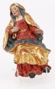 Sitzende Marienfigur in wallendem Mantel, 19. Jh., Holz, farbige Fassung, teils vergoldet, H. 16,5 c