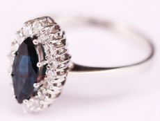 Diamant-Saphirring: Ring mit Navette, 11 x 5 mm, umgeben von 16 Brillanten, 585er WG, RG61, Gebrauch